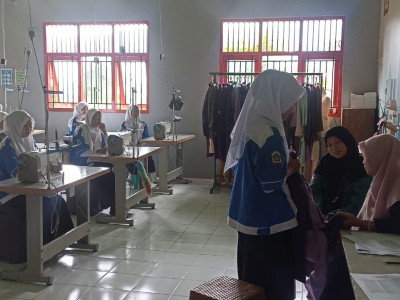 Ruang Praktek menjahit Jurusan Desain Produksi Busana
