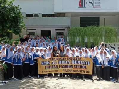 Kunjungan Industri Jurusan Tata Busana di Italian Fashion School